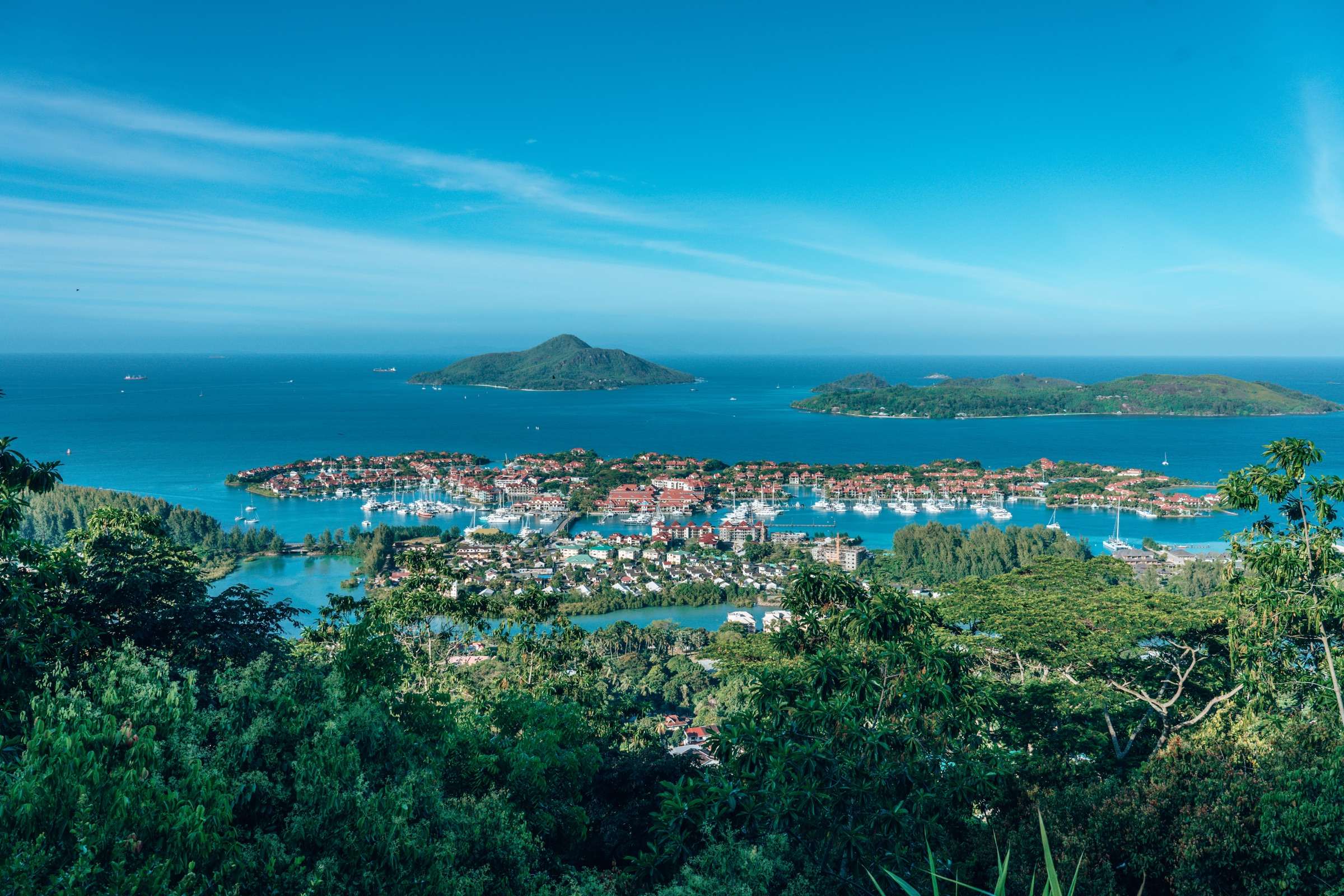 Панорама Eden Island с мариной, красными крышами и зелёными островами в океане