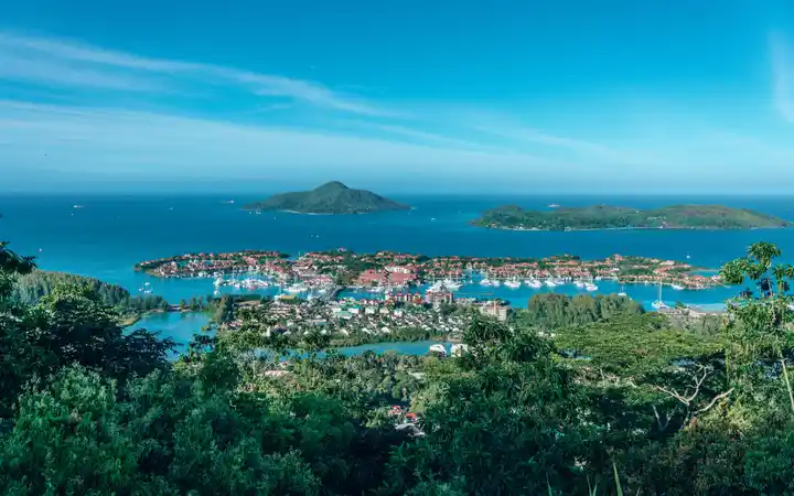 Панорама Eden Island с мариной, красными крышами и зелёными островами в океане